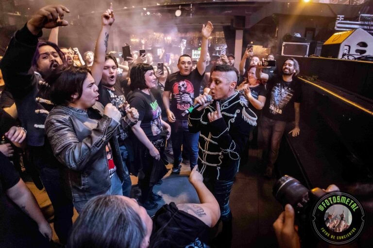 Húsar demostró que su propuesta, basada en el cambio constante de voces y la interacción teatral, no ha perdido vigencia; por el contrario, se siente más necesaria que nunca en una escena que a veces carece de riesgos narrativos.