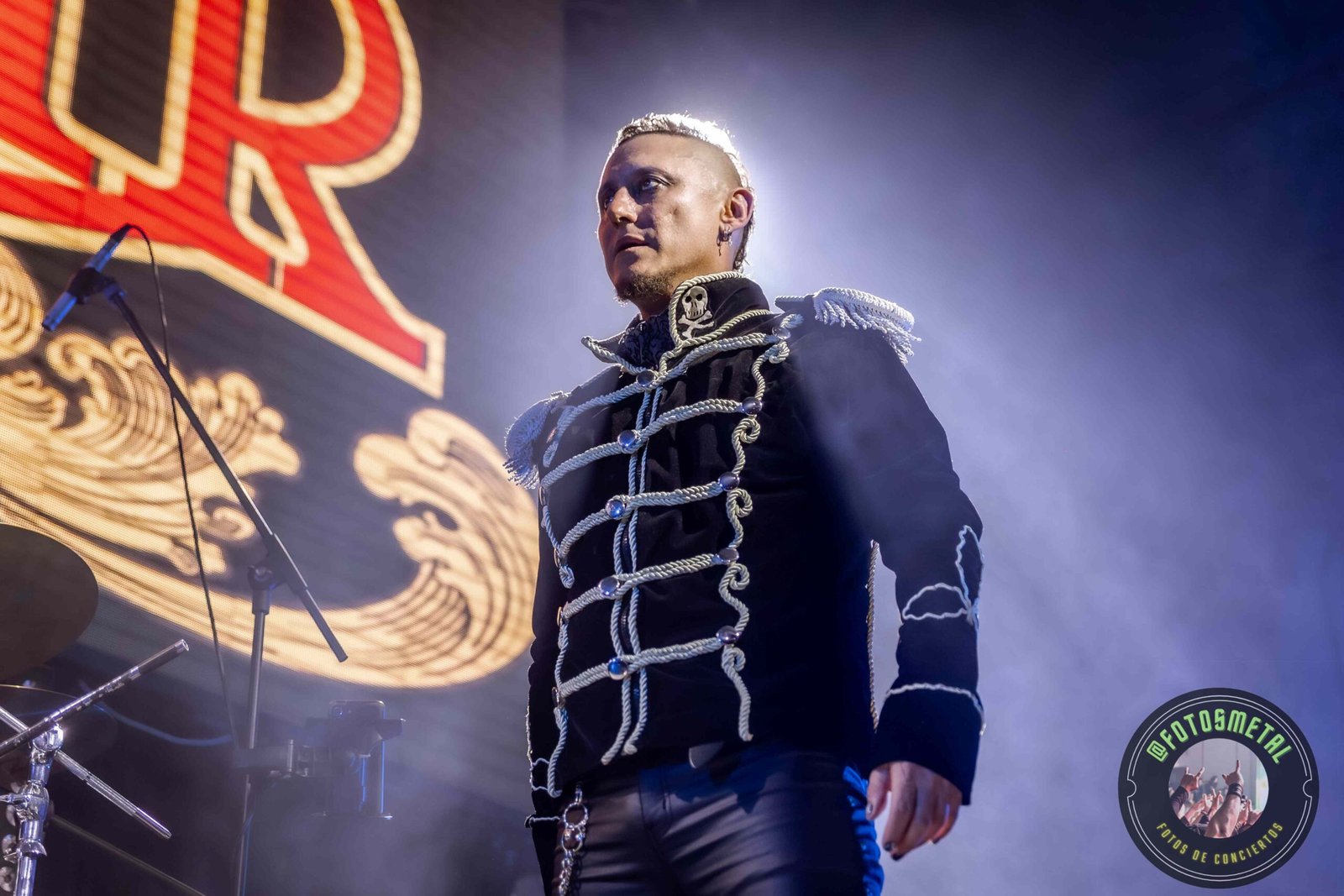 Húsar demostró que su propuesta, basada en el cambio constante de voces y la interacción teatral, no ha perdido vigencia; por el contrario, se siente más necesaria que nunca en una escena que a veces carece de riesgos narrativos.