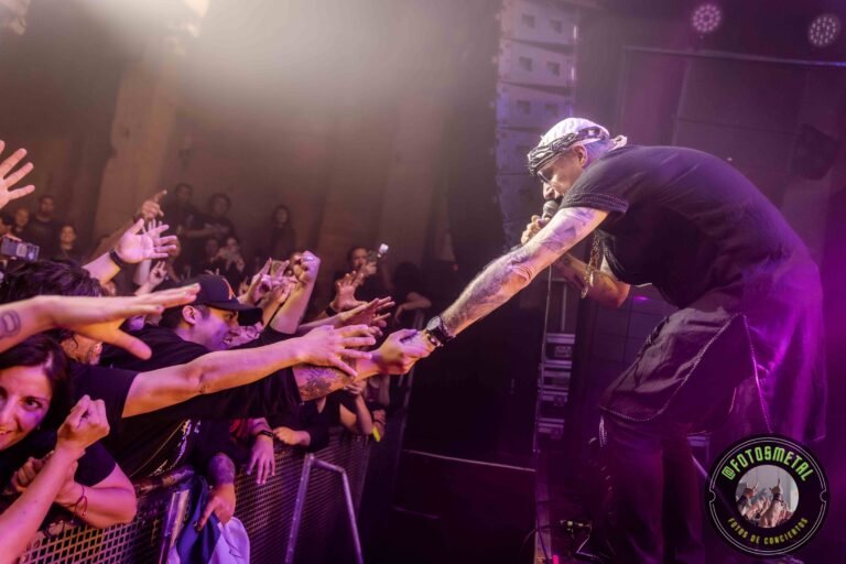 El inicio de Tiamat fue, en una palabra, épico. La banda subió a las tablas y arrancó con "Church of Tiamat", estableciendo de inmediato ese tono ceremonial oscuro.