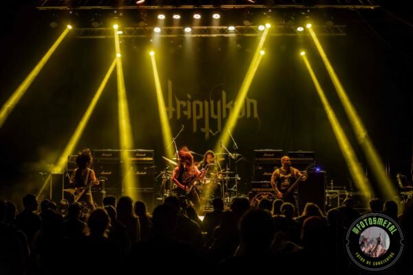 La ejecución fue impecable. El sonido se mantuvo notablemente alto durante todo el set, una decisión estética que busca saturar los sentidos y que encaja con su temática de horror cósmico. Piezas complejas como "Seven Cryptical Books of Hsan" fueron ejecutadas con frialdad y precisión.