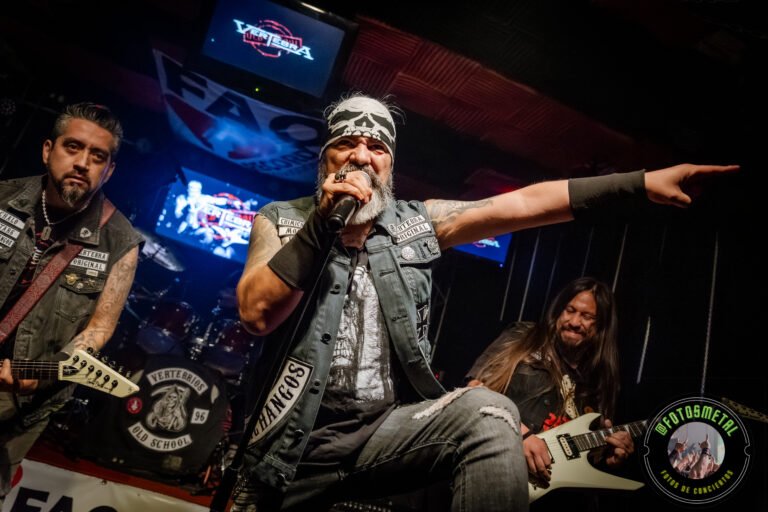 Vertebra salió a escena haciendo gala de su estatus como banda consolidada en el circuito chileno