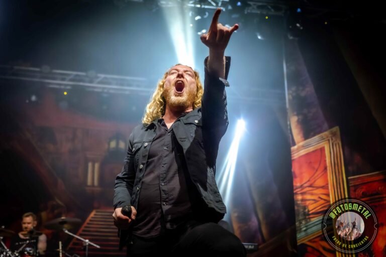 La banda no solo defendió su pasado, sino que obligó a su presente a estar a la altura, demostrando que la relevancia no es un estado permanente, sino un músculo que se atrofia si no se somete a fricción constante.