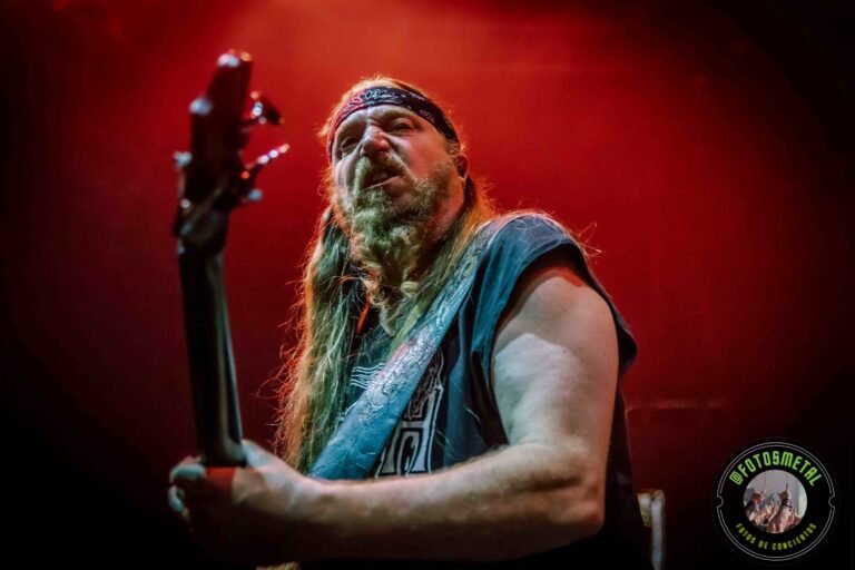 Death to All en Metal Beer III convirtió el homenaje en experiencia viva. Lo que ocurre cuando esta formación pisa el escenario ya no se puede discutir en términos reduccionistas de “banda tributo”: es preservación histórica en tiempo real.