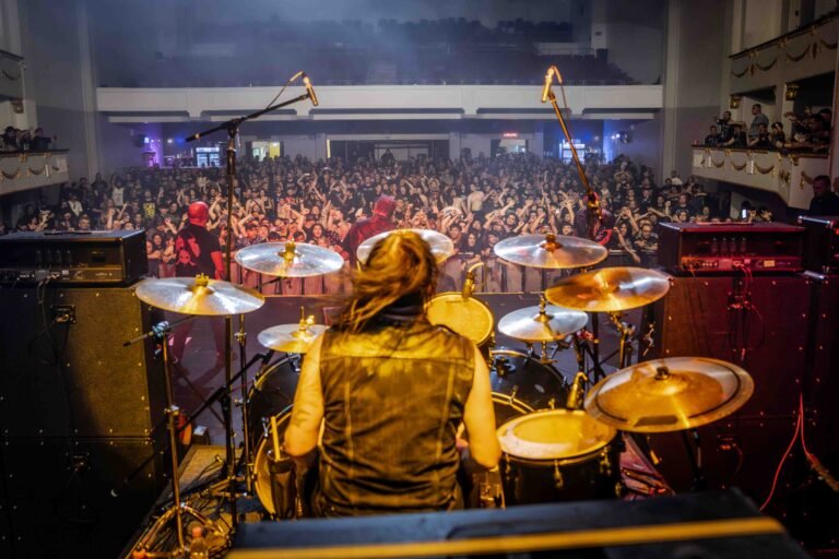 Anton Reisenegger pisó el escenario con la pesada autoridad del arquitecto que revisa los cimientos de un edificio que él mismo levantó y que se mantiene en pie mientras otros colapsan.