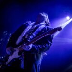 Con los ojos cerrados y los puños apretados, el público anticipaba cada frase de las canciones tatuadas en la memoria desde los años de Anathema, cubriendo las grietas del líder