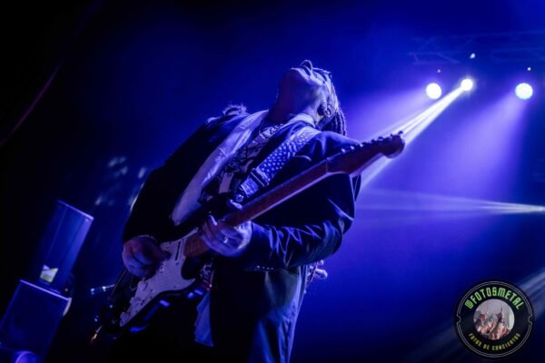 Con los ojos cerrados y los puños apretados, el público anticipaba cada frase de las canciones tatuadas en la memoria desde los años de Anathema, cubriendo las grietas del líder