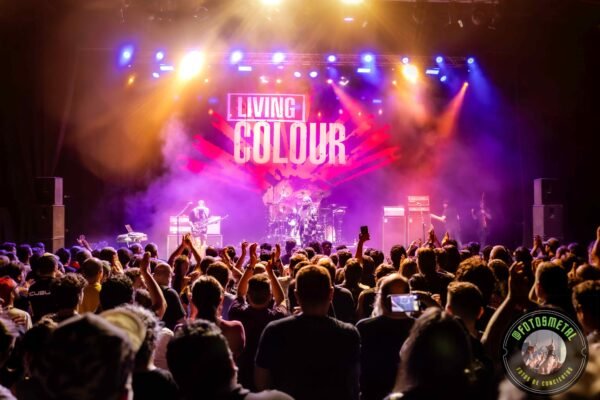 Living Colour no aparece para celebrar su pasado. Aparece para demostrar que su mezcla de funk, metal y política sigue funcionando con precisión brutal.