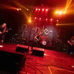 La batería de George Kollias cortó el aire con una claridad quirúrgica, mientras el juego de voces entre Karl Sanders, Brian Kingsland y Zach Jeter creó una polifonía técnica inalcanzable para el resto.