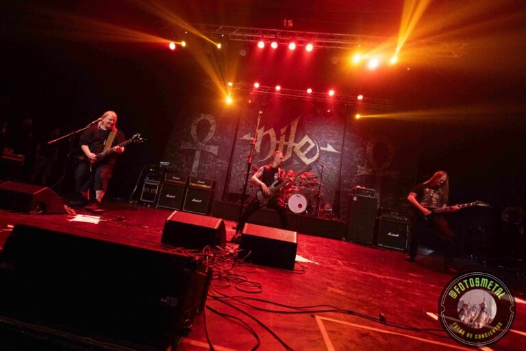 La batería de George Kollias cortó el aire con una claridad quirúrgica, mientras el juego de voces entre Karl Sanders, Brian Kingsland y Zach Jeter creó una polifonía técnica inalcanzable para el resto.