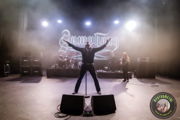 Symphony X inició su presentación con la autoridad de quien conoce la arquitectura de su propio sonido. El arranque fue una ráfaga de precisión técnica donde Romeo desplegó esos elementos inspirados en la tradición clásica