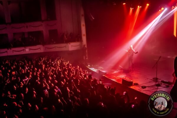 El arribo de Moonspell transformó el recinto en una hoguera de fervor gótico. La celebración de las tres décadas de Wolfheart (1995) se planteó como una ejecución íntegra de un pilar fundamental del metal europeo