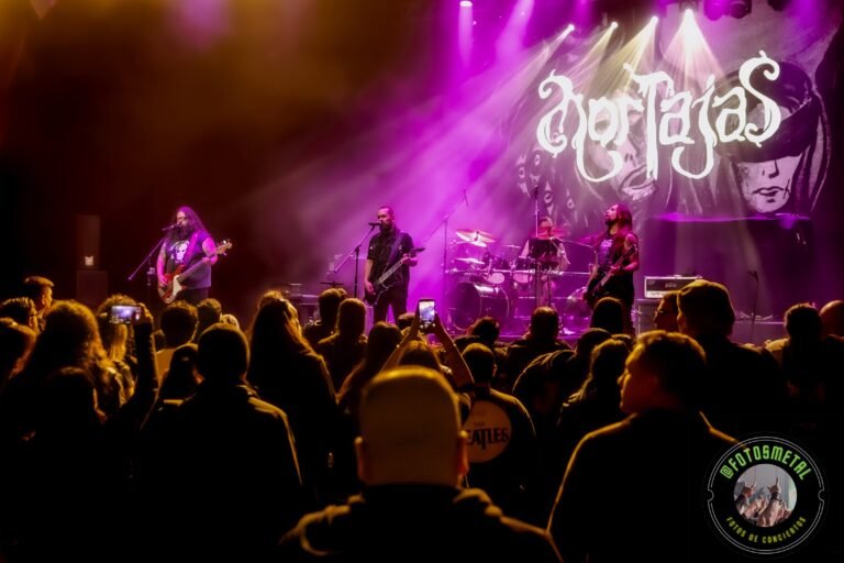 La propuesta de Mortajas destaca por su autenticidad. El uso del español en sus líricas otorga una cercanía cruda, una honestidad que se percibe en la entrega de sus músicos