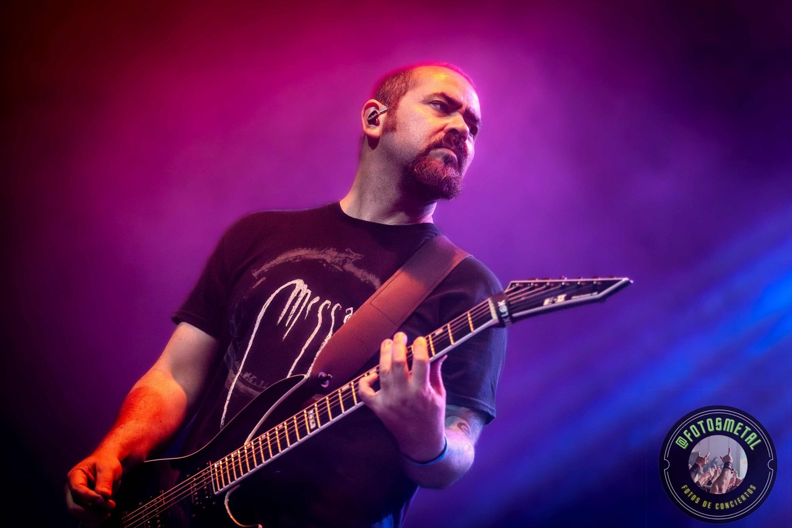 Resumen Editorial: Metal en Vivo – Marzo 2026 15 Húsar demostró que su propuesta, basada en el cambio constante de voces y la interacción teatral, no ha perdido vigencia; por el contrario, se siente más necesaria que nunca en una escena que a veces carece de riesgos narrativos.