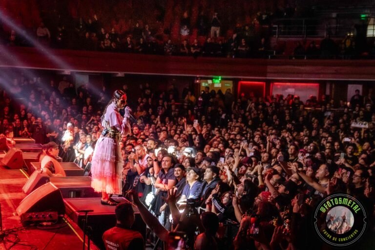 Capturas de la presentación de Jinjer en Santiago. El despliegue escénico de Tatiana Shmailyuk y la precisión de la banda ucraniana en Chile.