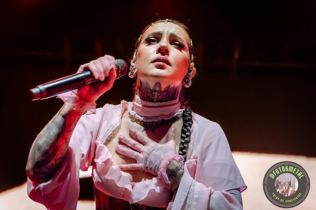 Capturas de la presentación de Jinjer en Santiago. El despliegue escénico de Tatiana Shmailyuk y la precisión de la banda ucraniana en Chile.