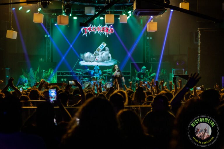 Galería fotográfica de Tankard en Santiago. Los reyes de la cerveza alemana en su paso por Club Blondie con un mosh implacable.