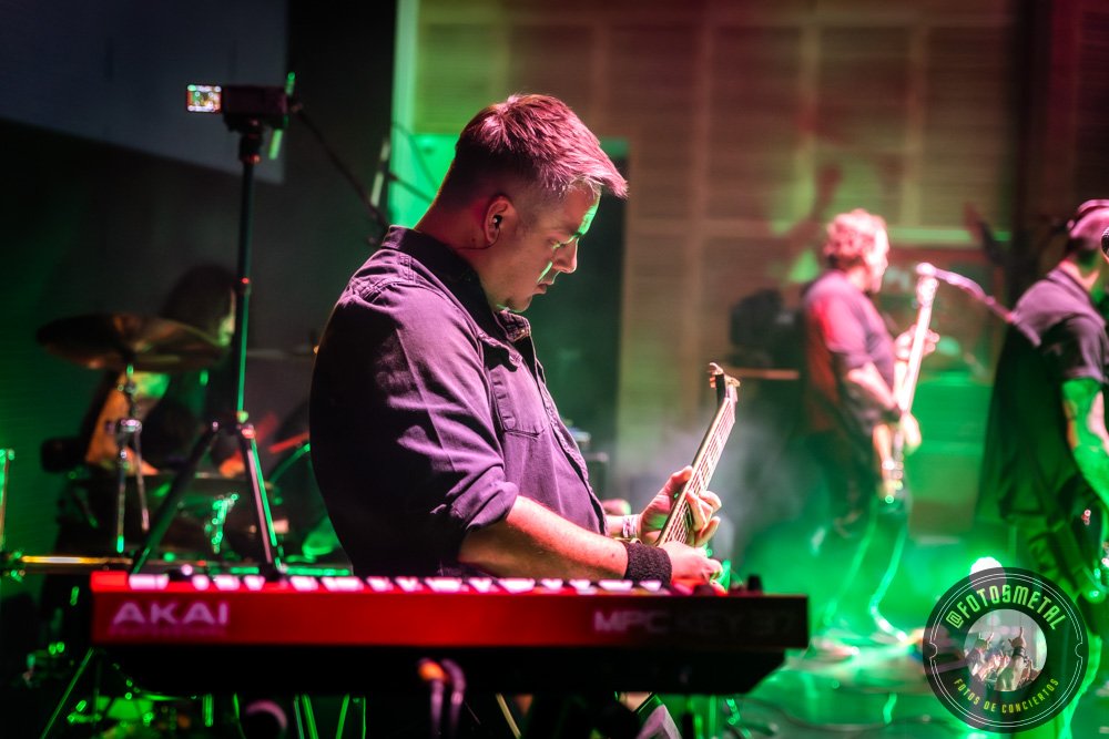 Inkoma y Pantanoscuro en Santiago: Del lodo atmosférico a la tracción directa del hard rock 3 Baterista con chaqueta de cuero tocando batería en escenario iluminado durante concierto.