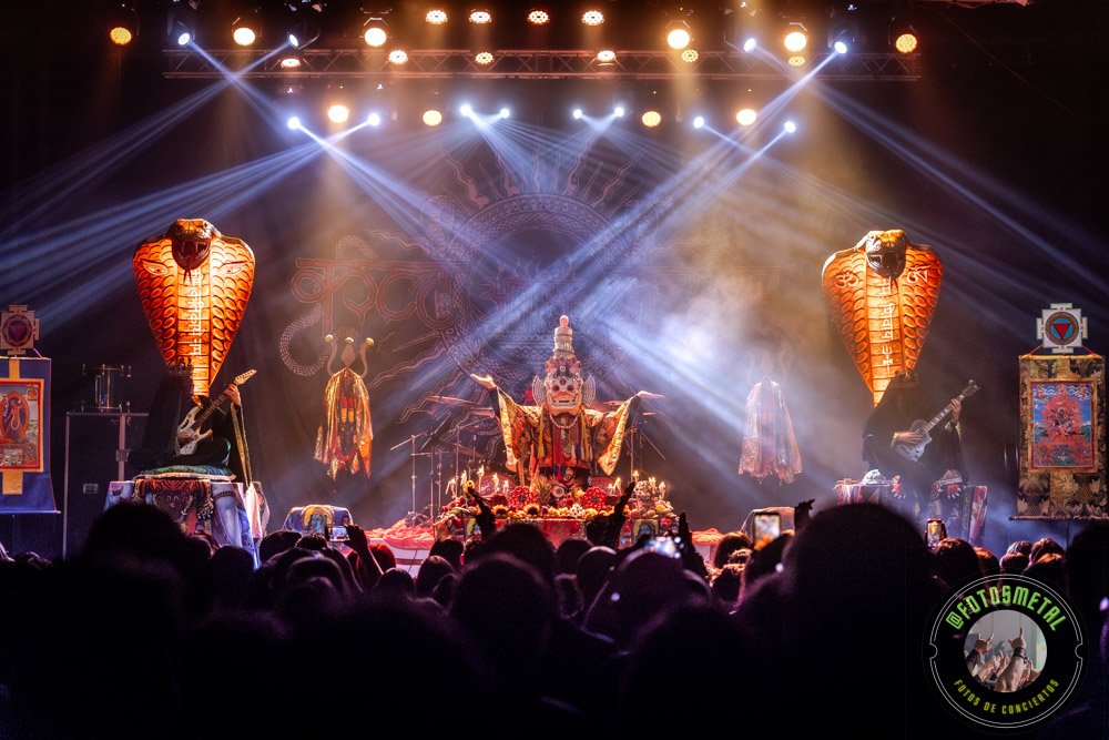Galería de fotos de Cult of Fire en Chile. Imágenes detalladas del despliegue escénico, ornamentación e iconografía litúrgica en Santiago.