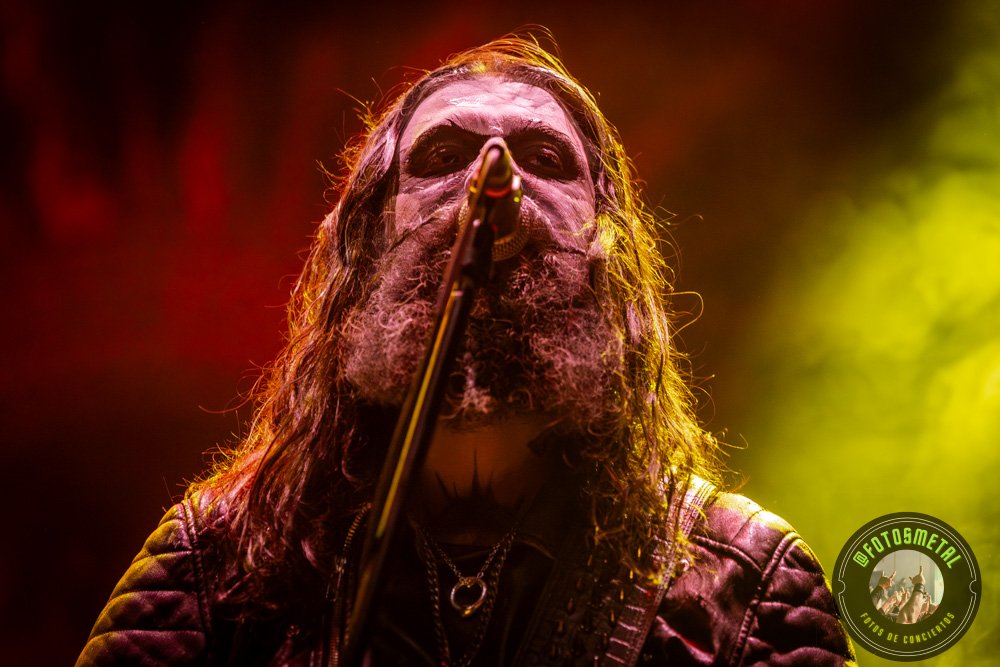 Registro visual de la actuación de Kythrone en Teatro Cariola, exponiendo su propuesta de metal negro en la capital chilena