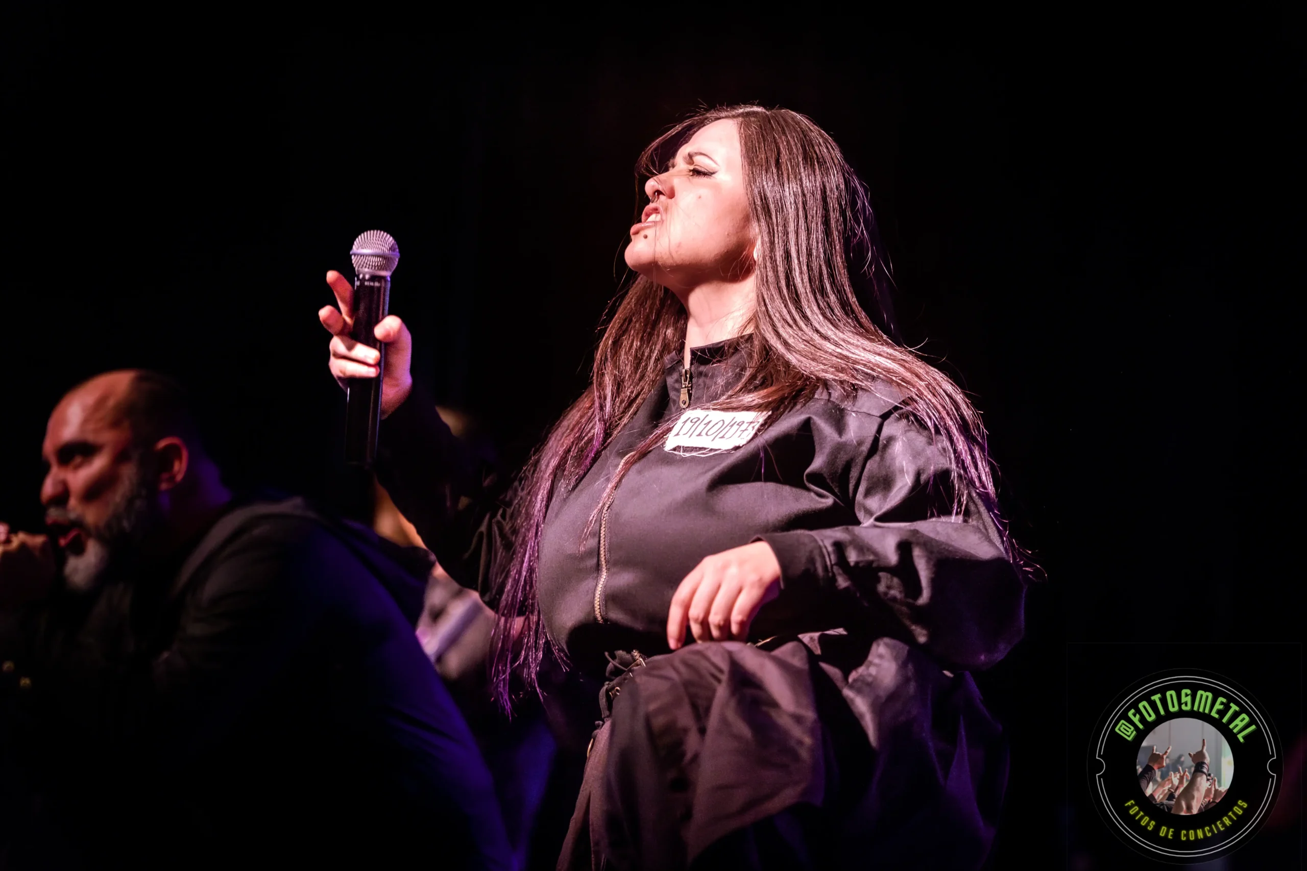 Warm Up Party en Teatro Ex Mundo Mágico: Entre el rigor técnico y la baja convocatoria 6 Húsar demostró que su propuesta, basada en el cambio constante de voces y la interacción teatral, no ha perdido vigencia; por el contrario, se siente más necesaria que nunca en una escena que a veces carece de riesgos narrativos.
