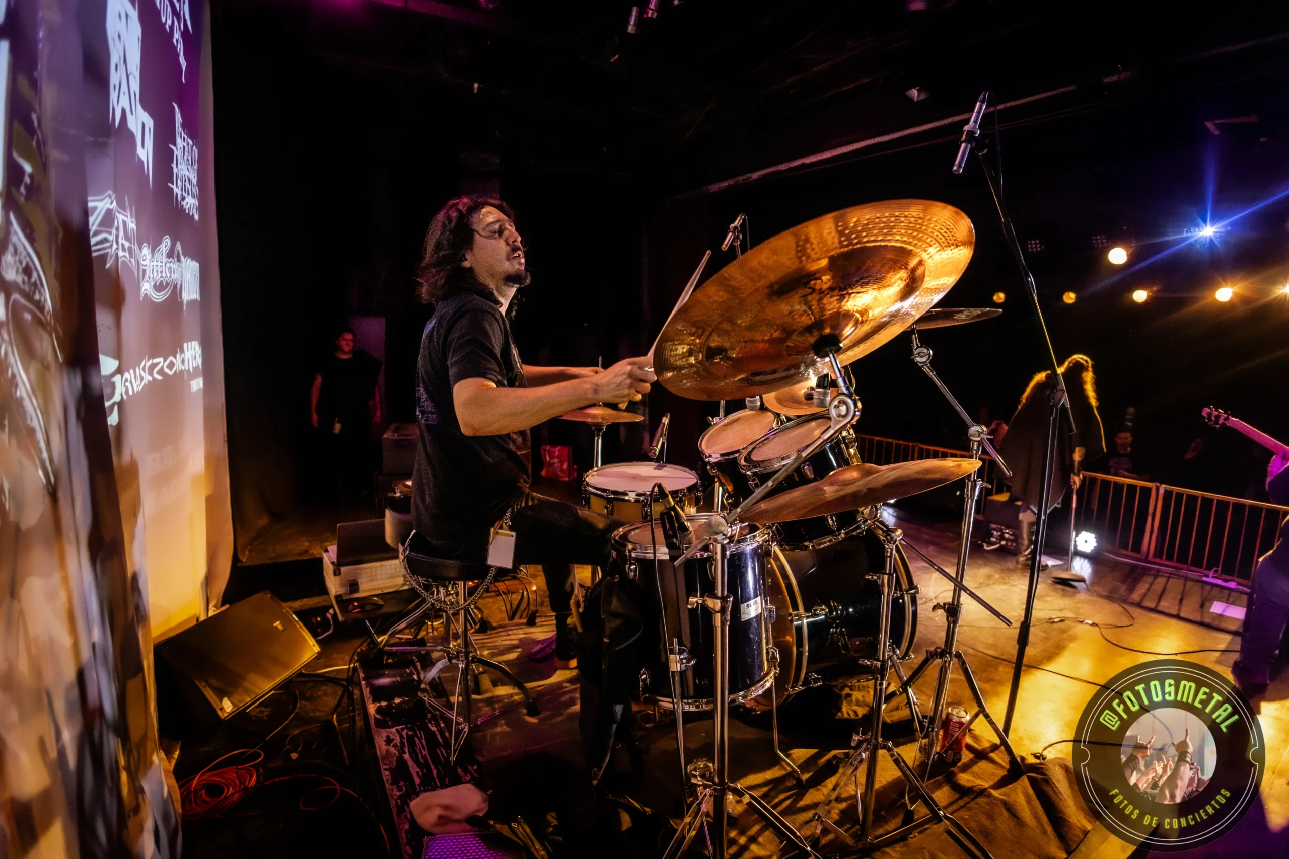 Warm Up Party en Teatro Ex Mundo Mágico: Entre el rigor técnico y la baja convocatoria 21 Húsar demostró que su propuesta, basada en el cambio constante de voces y la interacción teatral, no ha perdido vigencia; por el contrario, se siente más necesaria que nunca en una escena que a veces carece de riesgos narrativos.