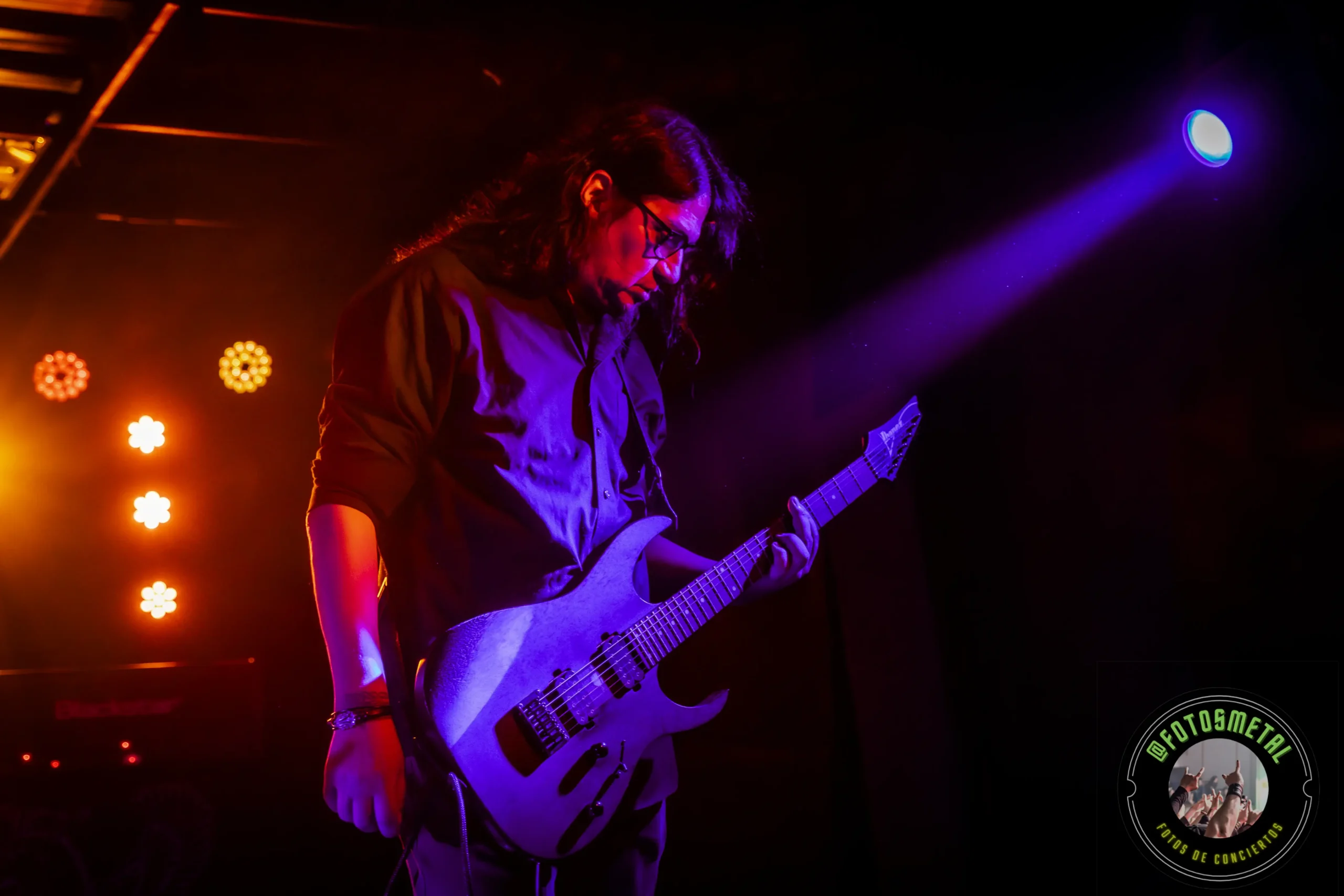 Crónica de una Ejecución Impecable: Born in Saturn y Stigmatized en RBX 4 Baterista con chaqueta de cuero tocando batería en escenario iluminado durante concierto.