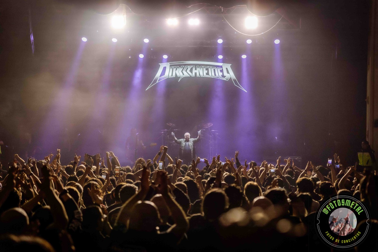 Registro visual detallado de Udo Dirkschneider en el Teatro Cariola. Capturas de la potencia vocal y la energía del tour 40 aniversario de Balls to the Wall.