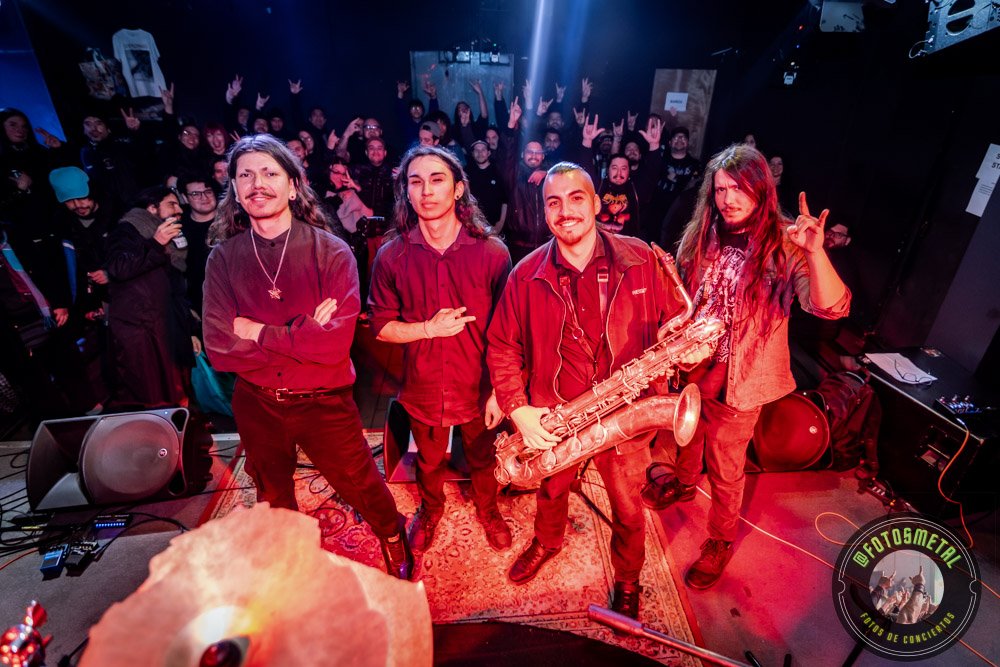 Húsar demostró que su propuesta, basada en el cambio constante de voces y la interacción teatral, no ha perdido vigencia; por el contrario, se siente más necesaria que nunca en una escena que a veces carece de riesgos narrativos.
