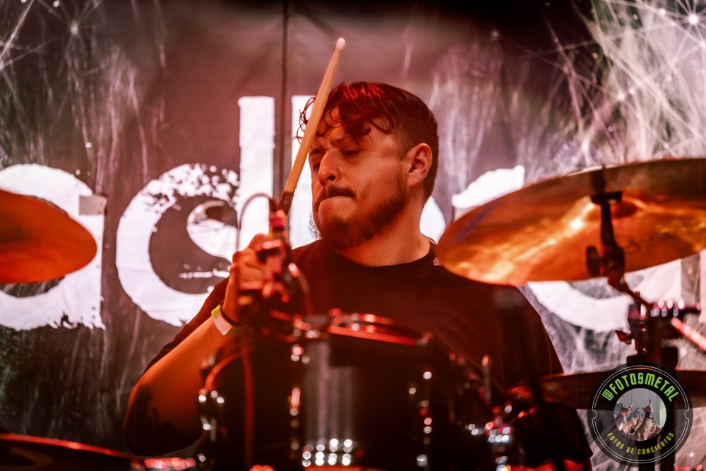 Reseña de The Haunted, Madbrain y Projector en Chile: Furia Sueca y Metal Latino 7 Baterista con chaqueta de cuero tocando batería en escenario iluminado durante concierto.