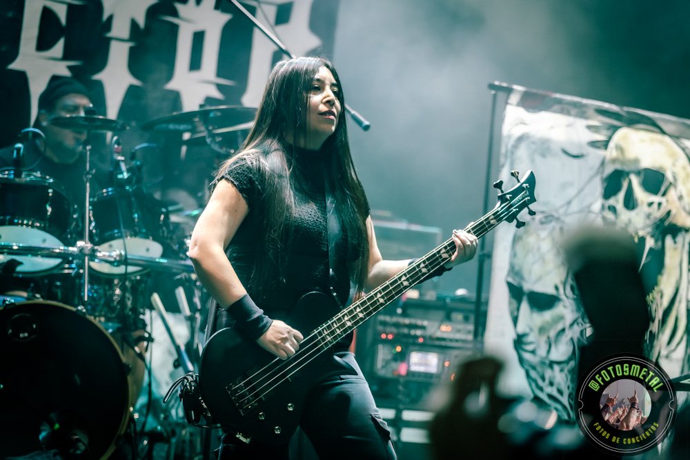Reseña de The Haunted, Madbrain y Projector en Chile: Furia Sueca y Metal Latino 4 Baterista con chaqueta de cuero tocando batería en escenario iluminado durante concierto.
