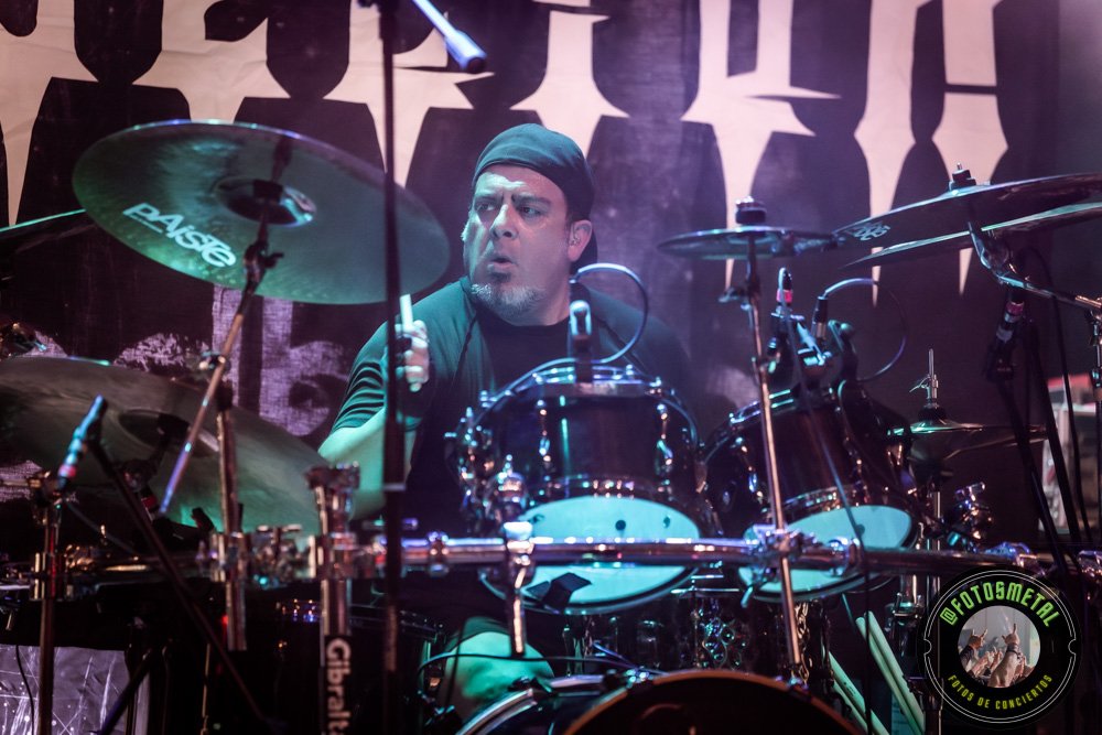 Reseña de The Haunted, Madbrain y Projector en Chile: Furia Sueca y Metal Latino 3 Húsar demostró que su propuesta, basada en el cambio constante de voces y la interacción teatral, no ha perdido vigencia; por el contrario, se siente más necesaria que nunca en una escena que a veces carece de riesgos narrativos.