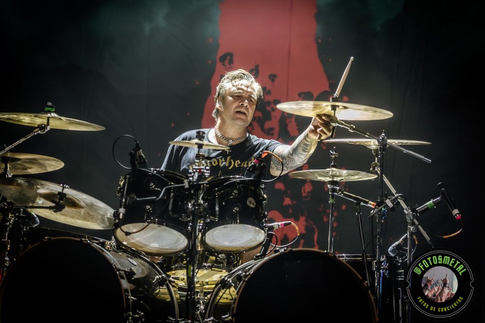 Reseña de The Haunted, Madbrain y Projector en Chile: Furia Sueca y Metal Latino 11 Baterista con chaqueta de cuero tocando batería en escenario iluminado durante concierto.