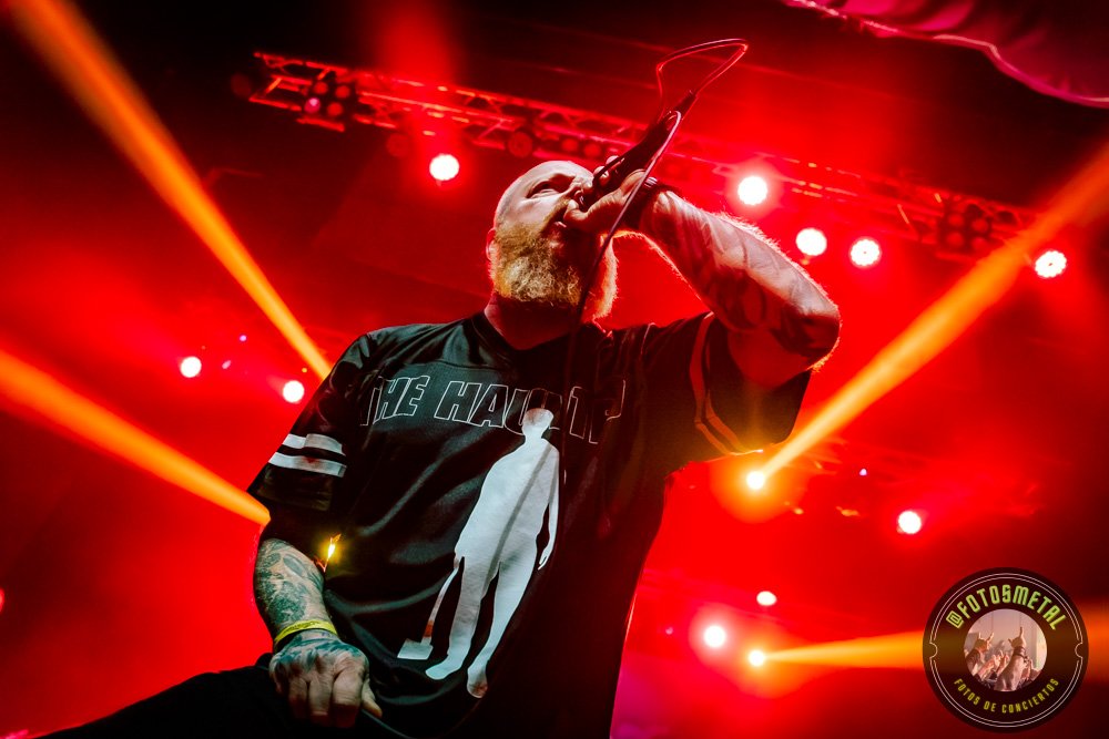 Reseña de The Haunted, Madbrain y Projector en Chile: Furia Sueca y Metal Latino 10 Húsar demostró que su propuesta, basada en el cambio constante de voces y la interacción teatral, no ha perdido vigencia; por el contrario, se siente más necesaria que nunca en una escena que a veces carece de riesgos narrativos.