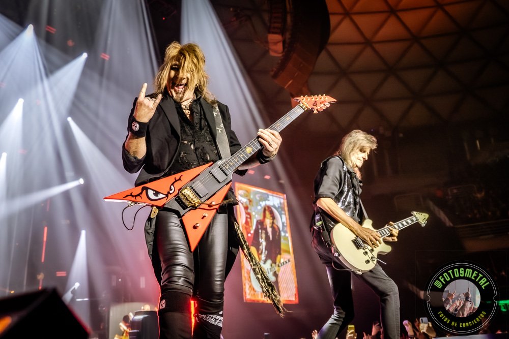 Fuego, Demonios y Luz: Helloween 2026 7 Baterista con chaqueta de cuero tocando batería en escenario iluminado durante concierto.