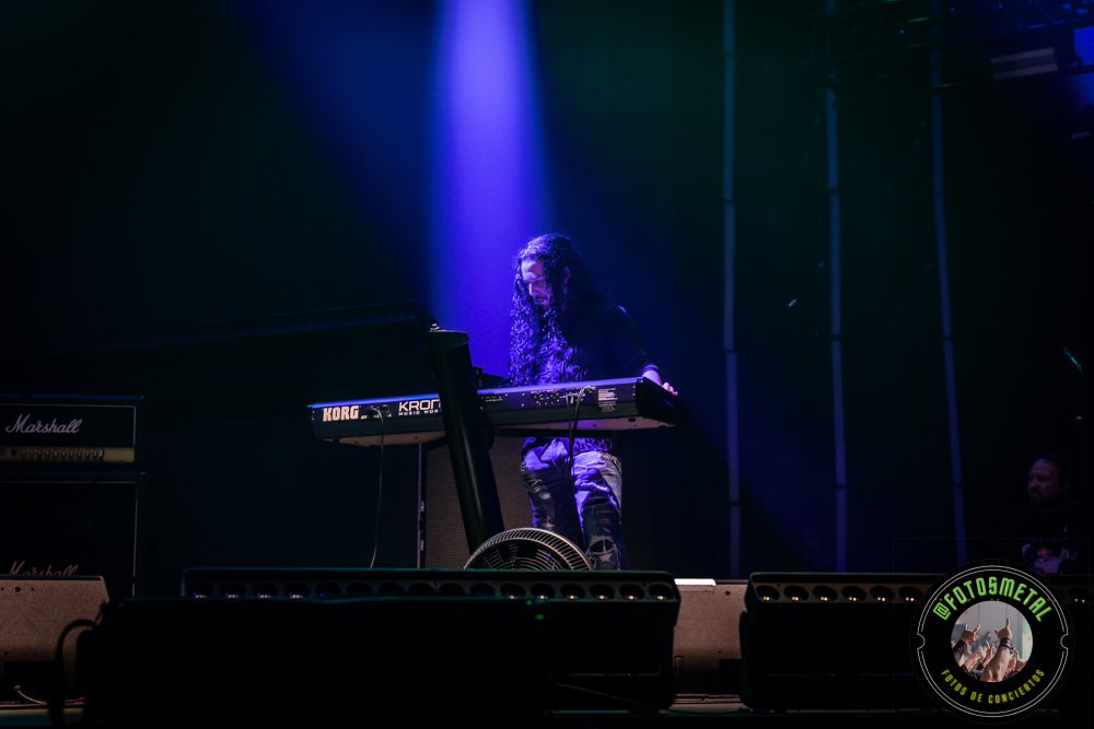 Fuego, Demonios y Luz: Helloween 2026 2 Cantante con gafas y barba en escenario iluminado de verde apuntando y sosteniendo micrófono.