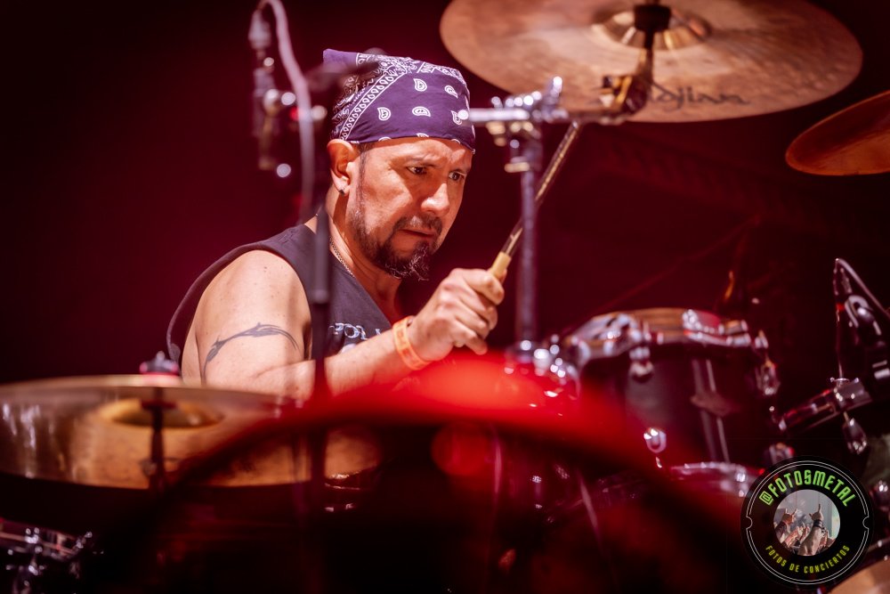 Fuego, Demonios y Luz: Helloween 2026 4 Baterista con chaqueta de cuero tocando batería en escenario iluminado durante concierto.