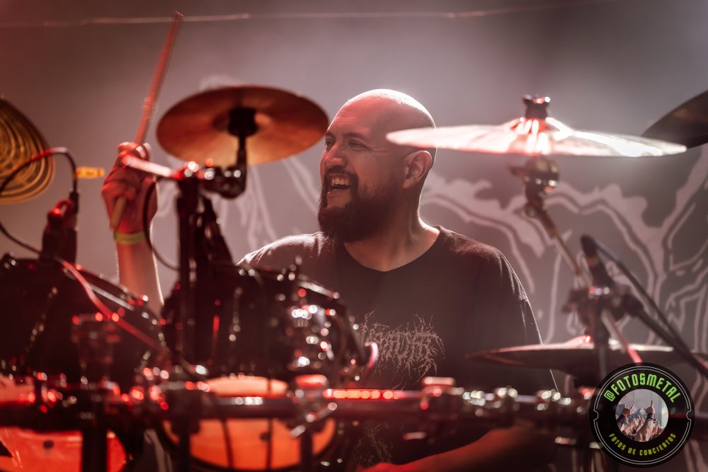 Left to Die en Chile: El eco primitivo del death metal choca en el Teatro Cariola 4 Baterista con chaqueta de cuero tocando batería en escenario iluminado durante concierto.