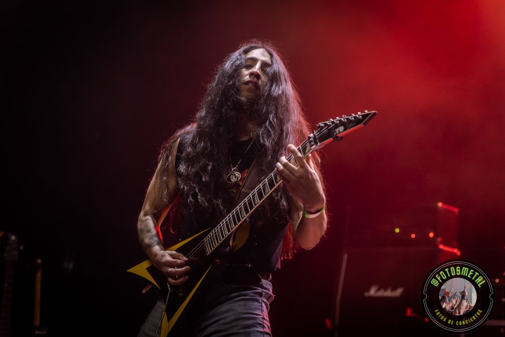 Left to Die en Chile: El eco primitivo del death metal choca en el Teatro Cariola 3 Húsar demostró que su propuesta, basada en el cambio constante de voces y la interacción teatral, no ha perdido vigencia; por el contrario, se siente más necesaria que nunca en una escena que a veces carece de riesgos narrativos.
