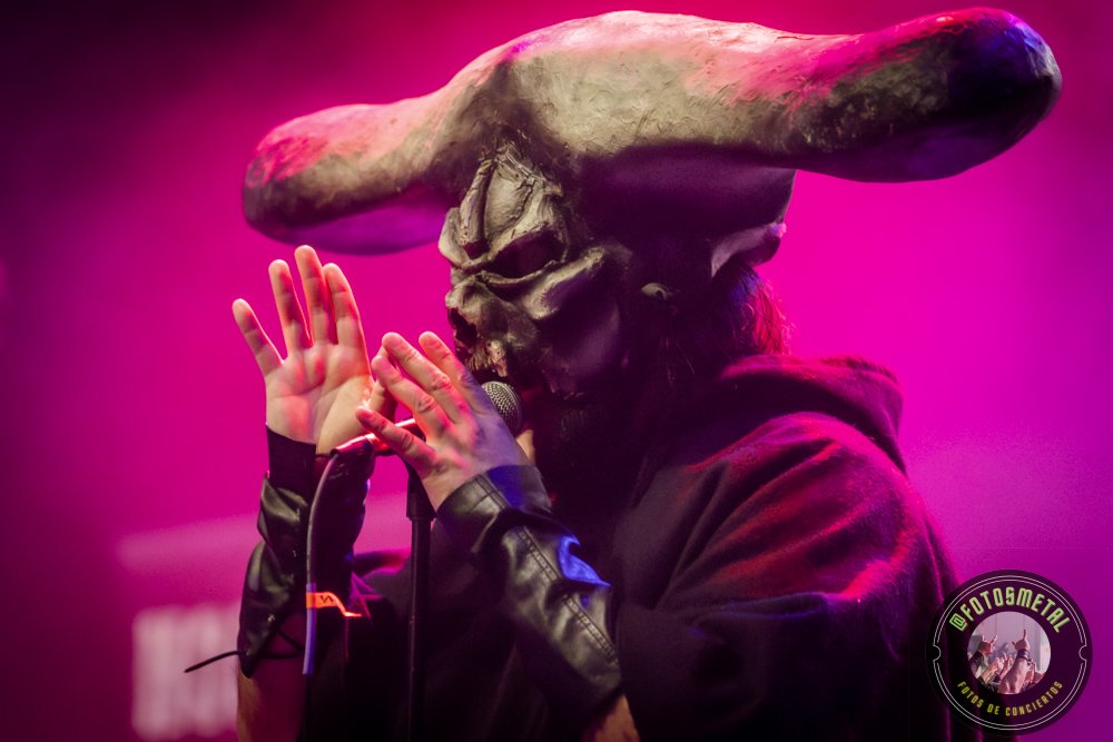 Left to Die en Chile: El eco primitivo del death metal choca en el Teatro Cariola 6 Húsar demostró que su propuesta, basada en el cambio constante de voces y la interacción teatral, no ha perdido vigencia; por el contrario, se siente más necesaria que nunca en una escena que a veces carece de riesgos narrativos.