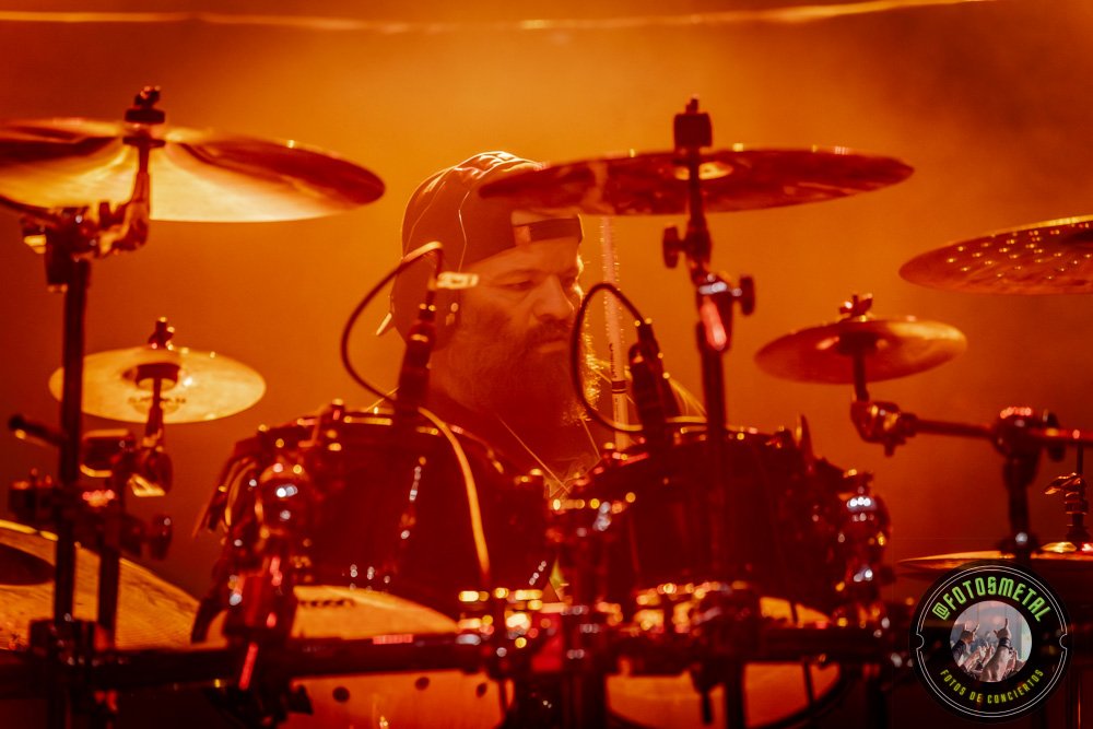 Left to Die en Chile: El eco primitivo del death metal choca en el Teatro Cariola 7 Baterista con chaqueta de cuero tocando batería en escenario iluminado durante concierto.