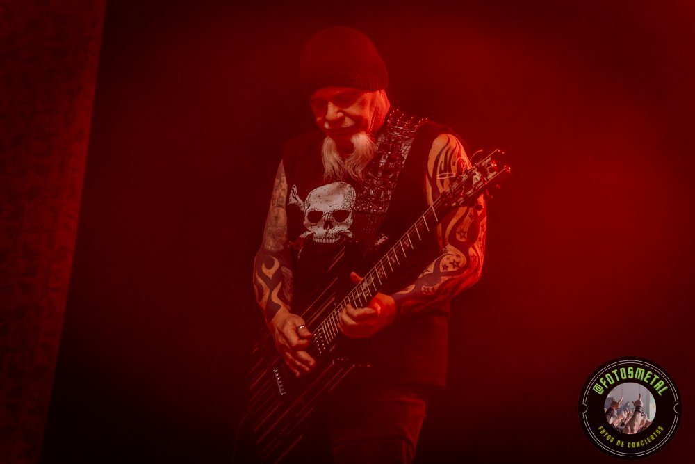 Left to Die en Chile: El eco primitivo del death metal choca en el Teatro Cariola 15 Baterista con chaqueta de cuero tocando batería en escenario iluminado durante concierto.