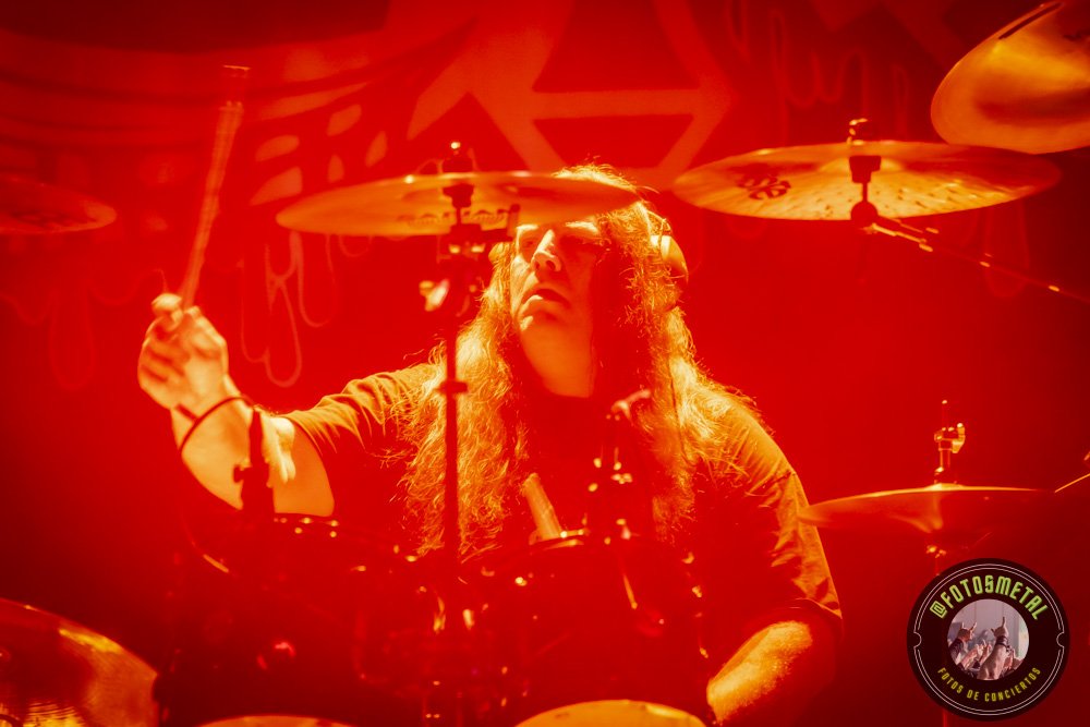 Left to Die en Chile: El eco primitivo del death metal choca en el Teatro Cariola 14 Húsar demostró que su propuesta, basada en el cambio constante de voces y la interacción teatral, no ha perdido vigencia; por el contrario, se siente más necesaria que nunca en una escena que a veces carece de riesgos narrativos.