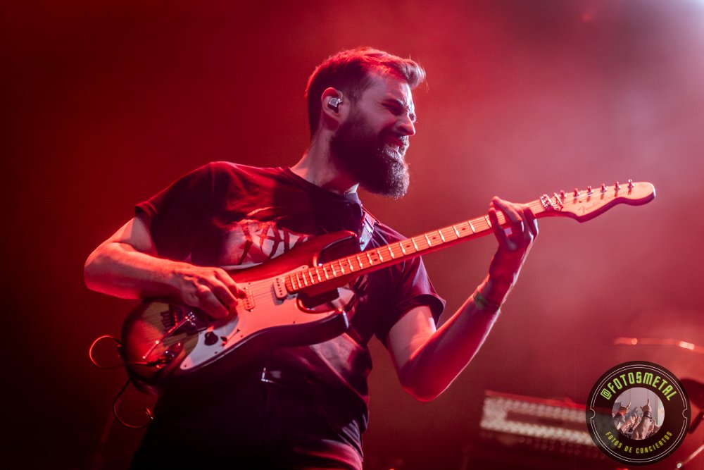 Left to Die en Chile: El eco primitivo del death metal choca en el Teatro Cariola 9 Cantante con gafas y barba en escenario iluminado de verde apuntando y sosteniendo micrófono.