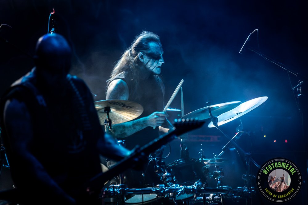 Old Man’s Child en Chile 2026: Reseña y Setlist en el Cariola 5 Cantante con gafas y barba en escenario iluminado de verde apuntando y sosteniendo micrófono.