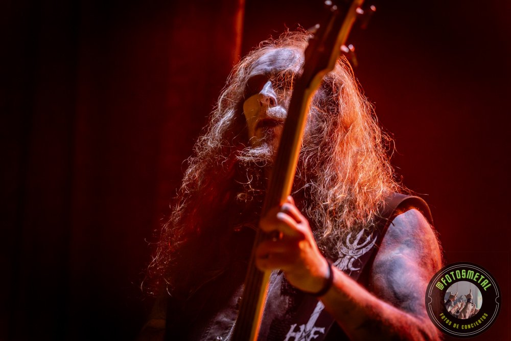 Old Man’s Child en Chile 2026: Reseña y Setlist en el Cariola 10 Húsar demostró que su propuesta, basada en el cambio constante de voces y la interacción teatral, no ha perdido vigencia; por el contrario, se siente más necesaria que nunca en una escena que a veces carece de riesgos narrativos.