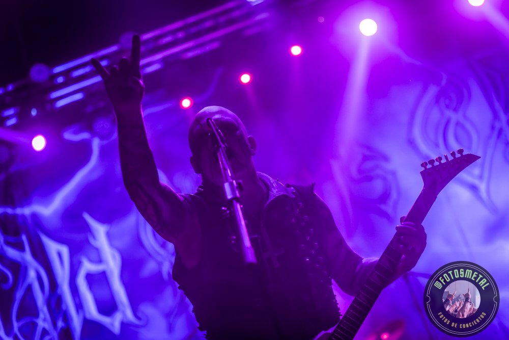 Old Man’s Child en Chile 2026: Reseña y Setlist en el Cariola 14 Húsar demostró que su propuesta, basada en el cambio constante de voces y la interacción teatral, no ha perdido vigencia; por el contrario, se siente más necesaria que nunca en una escena que a veces carece de riesgos narrativos.