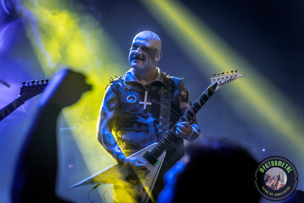 Old Man’s Child en Chile 2026: Reseña y Setlist en el Cariola 8 Músico gótico con maquillaje toca guitarra eléctrica en escenario iluminado.