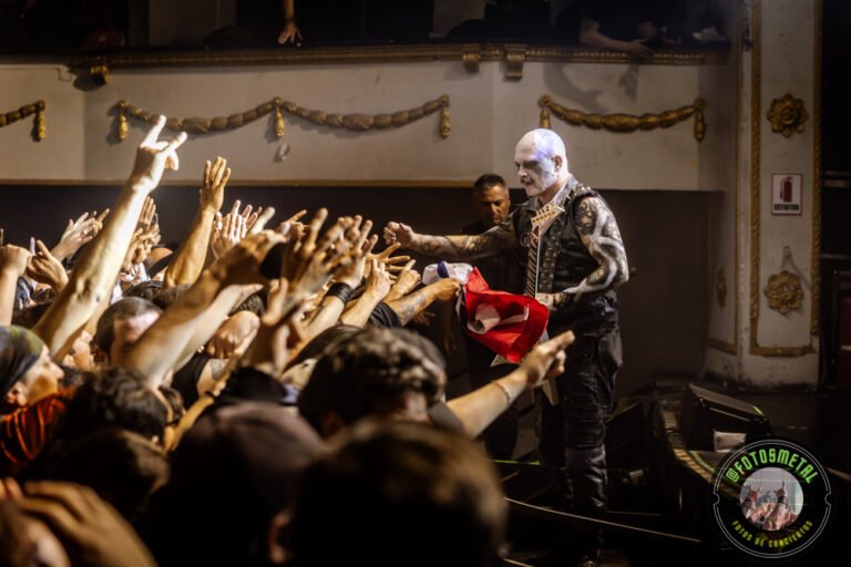 Old Man’s Child en Chile 2026: Reseña y Setlist en el Cariola 5 Músico maquillado en blanco y vestimenta oscura entrega prenda roja y blanca a la multitud desde el borde del escenario.