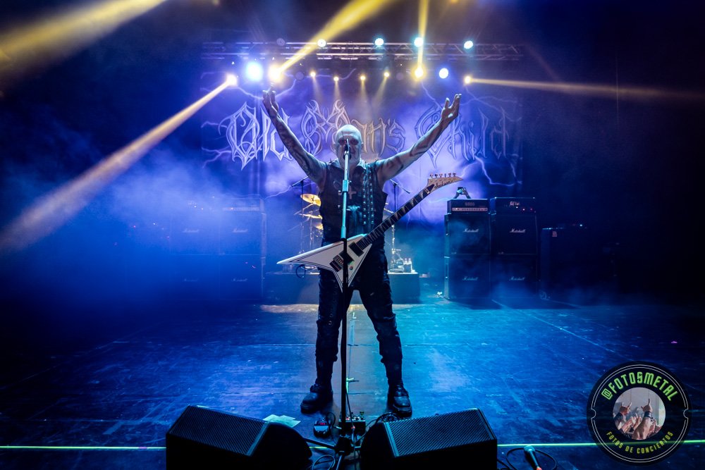 Old Man’s Child en Chile 2026: Reseña y Setlist en el Cariola 15 Baterista con chaqueta de cuero tocando batería en escenario iluminado durante concierto.