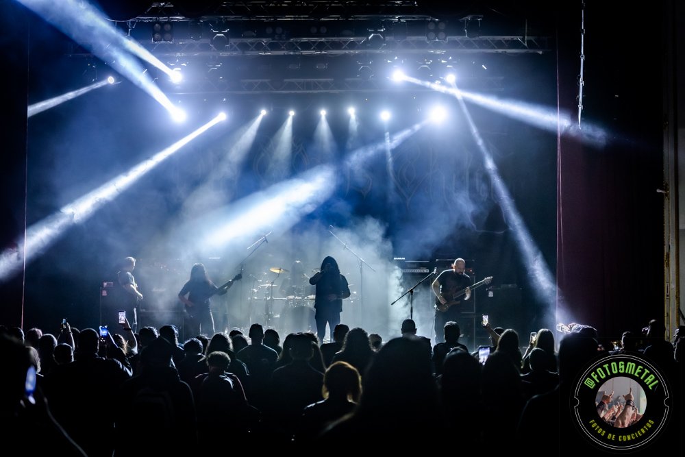 Old Man’s Child en Chile 2026: Reseña y Setlist en el Cariola 3 Húsar demostró que su propuesta, basada en el cambio constante de voces y la interacción teatral, no ha perdido vigencia; por el contrario, se siente más necesaria que nunca en una escena que a veces carece de riesgos narrativos.